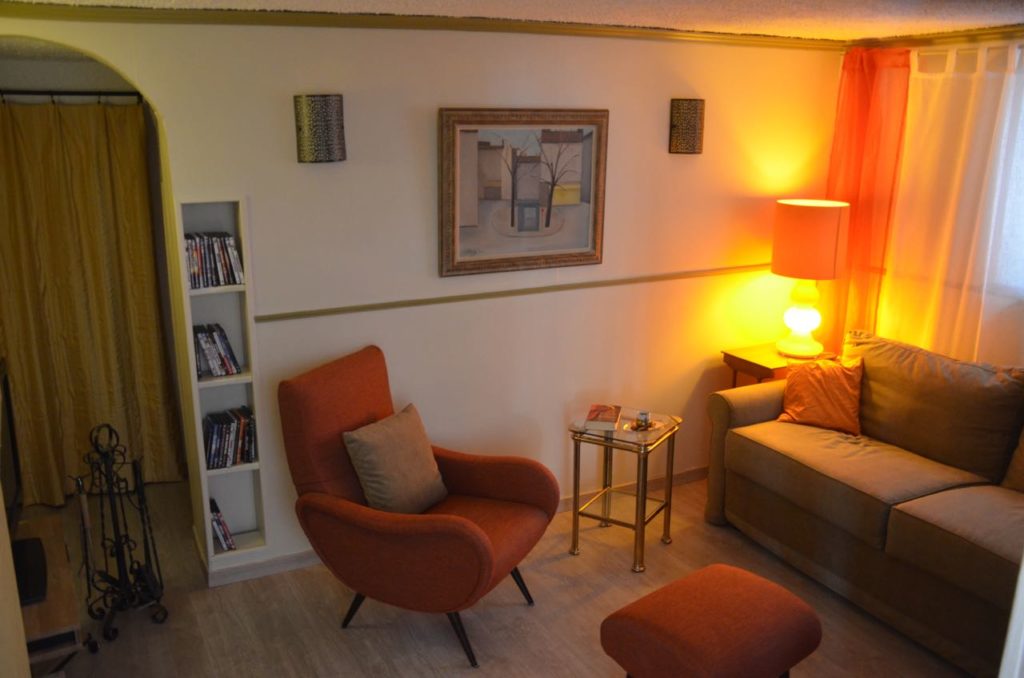 Das Kaminzimmer mit Durchgang zu Bad und zwei Schlafzimmern
