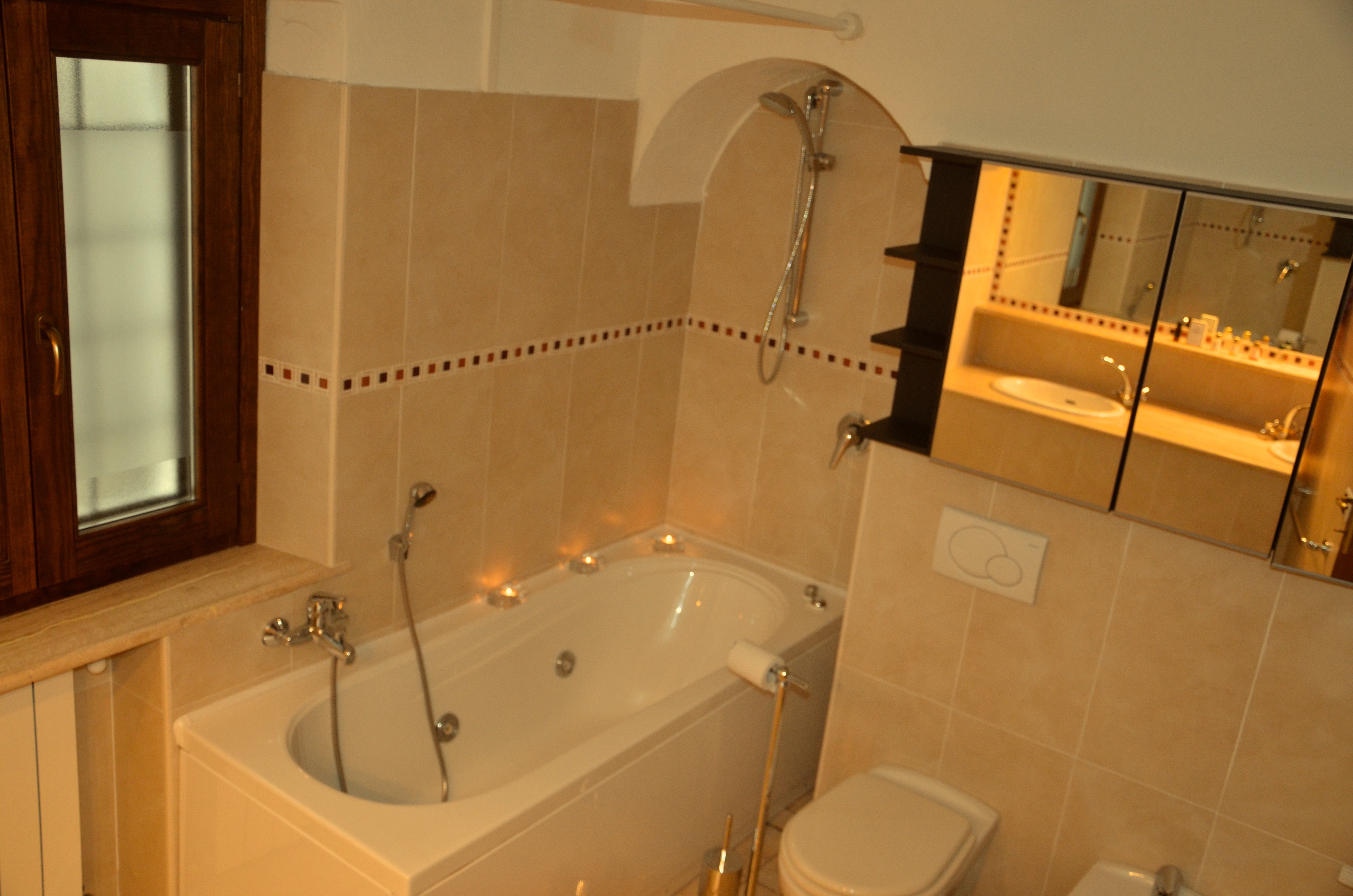 Sprudelbadewanne, WC, Bidet